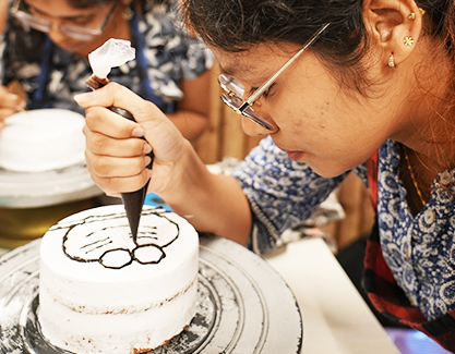 Decorating a cake with wipping cream